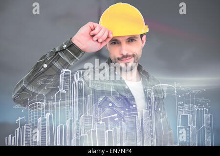 Zusammengesetztes Bild des Lächelns Handyman Holding Helm Stockfoto