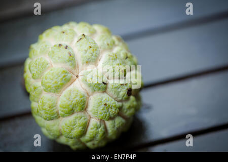 Annona Squamosa oder Zucker-Apfel auf einem rustikalen hölzernen Hintergrund Stockfoto
