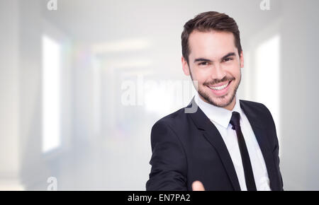 Zusammengesetztes Bild des Porträts von lächelnden Geschäftsmann bietet handshake Stockfoto