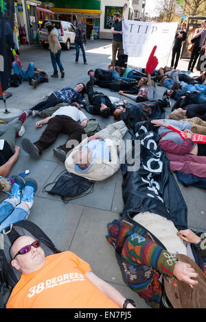 Demonstranten durchführen "Sterben In" bei BP / British Petroleum Benzin füllen Bahnhofsvorplatz während einer Demokratie Vs TTIP Day of Action. Stockfoto