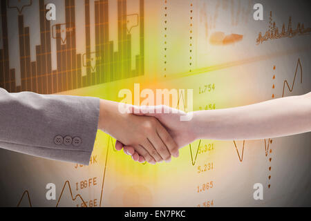 Zusammengesetztes Bild des Handshakes zwischen zwei Frauen Stockfoto