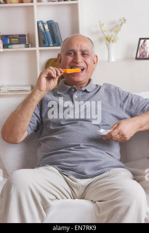 Greis, Eis essen Stockfoto