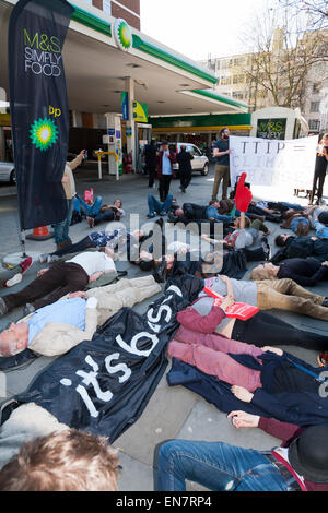 Demonstranten durchführen "Sterben In" bei BP / British Petroleum Benzin füllen Bahnhofsvorplatz während einer Demokratie Vs TTIP Day of Action. Stockfoto