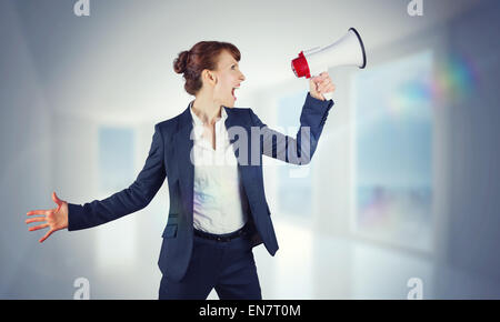 Zusammengesetztes Bild der Geschäftsfrau mit Lautsprecher Stockfoto