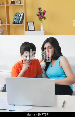 Schwester und Bruder gerade laptop Stockfoto