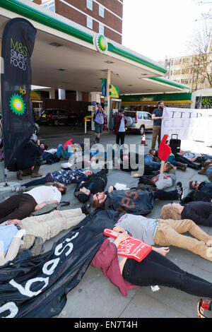 Demonstranten durchführen "Sterben In" bei BP / British Petroleum Benzin füllen Bahnhofsvorplatz während einer Demokratie Vs TTIP Day of Action. Stockfoto