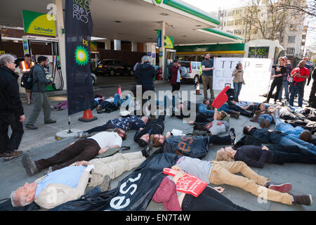 Demonstranten durchführen "Sterben In" bei BP / British Petroleum Benzin füllen Bahnhofsvorplatz während einer Demokratie Vs TTIP Day of Action. Stockfoto