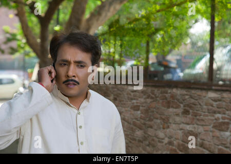 Menschen reden über Handy Stockfoto