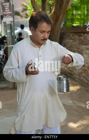 Mann auf der Suche in einem Milch-Kanister Stockfoto