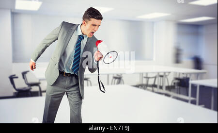 Zusammengesetztes Bild der Geschäftsmann durch Megaphon schreien Stockfoto