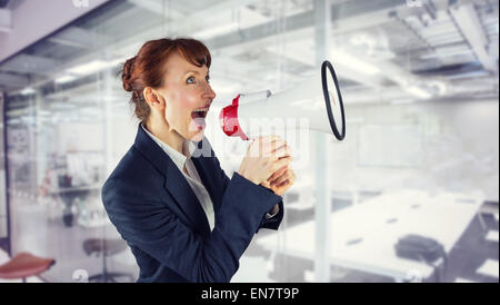 Zusammengesetztes Bild der Geschäftsfrau mit Lautsprecher Stockfoto