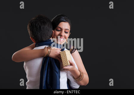 Schwester umarmt ihr Bruder bei Bhaidooj Stockfoto