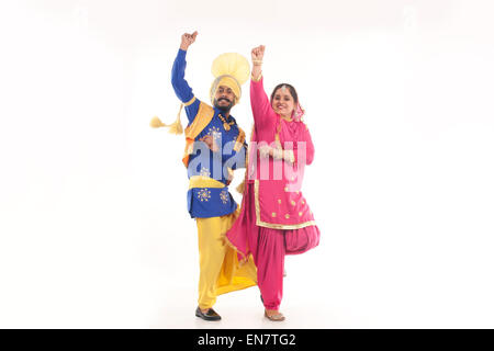 Porträt von Sikh paar tun Bhangra Tanz Stockfoto