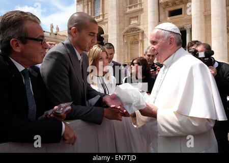 Vatikan. 29. April 2015. Vatikan Papst Francis, Generalaudienz 29. April 2015 - Football-Spieler Trezeguet Credit: wirklich Easy Star/Alamy Live News Stockfoto