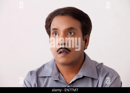 Porträt eines Mannes auf einem weißen Hintergrund überrascht hautnah. Stockfoto