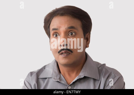 Porträt eines Mannes auf einem weißen Hintergrund überrascht hautnah. Stockfoto