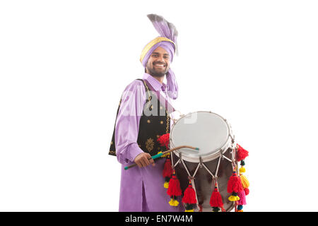 Porträt von Sikh Mann am Schlagzeug spielen Stockfoto
