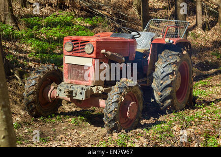 Protokollierung der Traktor mit einer Ankerwinde im Wald Stockfoto