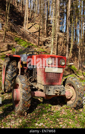 Protokollierung der Traktor mit einer Ankerwinde im Wald Stockfoto