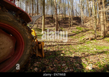 Protokollierung der Traktor mit einer Ankerwinde im Wald Stockfoto