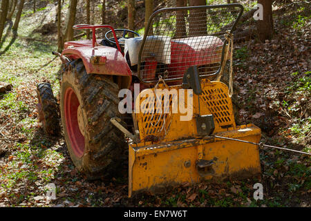 Protokollierung der Traktor mit einer Ankerwinde im Wald Stockfoto