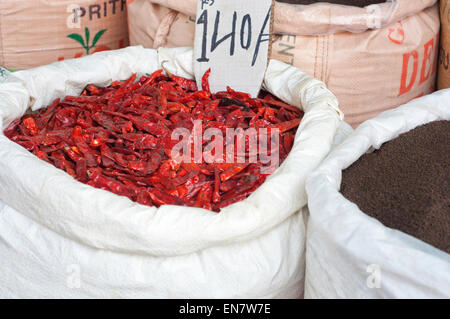 Rote Getrocknete Chilischoten zum Verkauf am Markt mit Preisschild Stockfoto