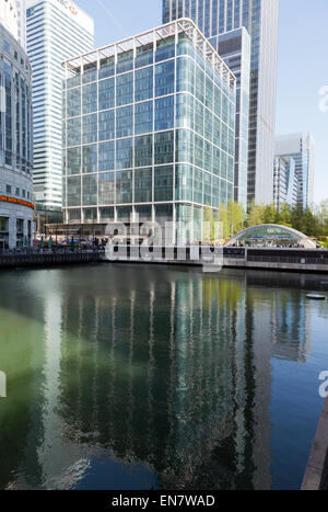 Blick in Richtung Canary Wharf u-Bahnstation in einem ehemaligen Dock im Finanzdistrikt Canary Wharf, London. Stockfoto