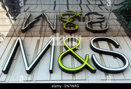 Nahaufnahme von einer Mark & Spencers Ladenschild und ihre Reflexion im Westfield Shopping Centre, Stratford. Stockfoto