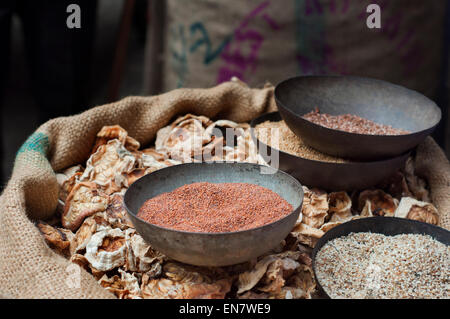 Getrocknete gelbe Gurkenscheiben und Senfkörner zum Verkauf auf Markt, Indien. Stockfoto