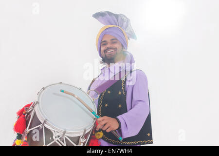 Porträt von Sikh Mann am Schlagzeug spielen Stockfoto