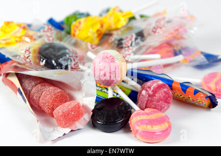 Zufällige Auswahl von Kinder Süßigkeiten auf weißem Hintergrund Stockfoto
