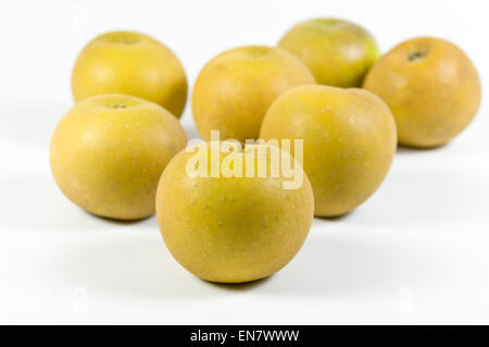 Egremont Russet Äpfel auf Schneidebrett, die ein altes sind altmodisch englische Apple stammt aus dem 18. Jahrhundert. Stockfoto