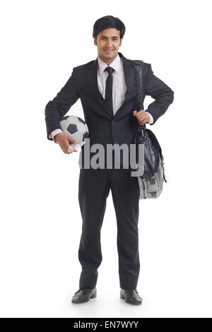 Porträt von lächelnd Geschäftsmann Betrieb Fußball und Hand Tragetasche Stockfoto