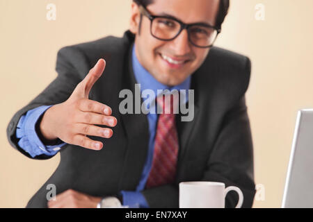 Hand für Handschlag reichen Geschäftsmann Stockfoto