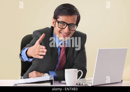 Hand für Handschlag reichen Geschäftsmann lächelnd Stockfoto