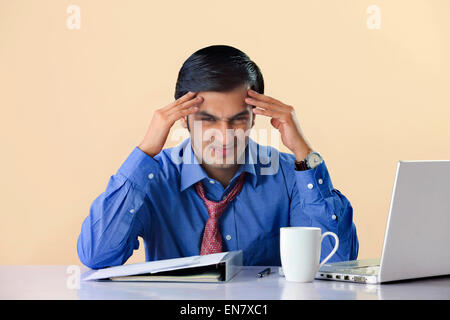 Unternehmer, die unter Kopfschmerzen leiden Stockfoto