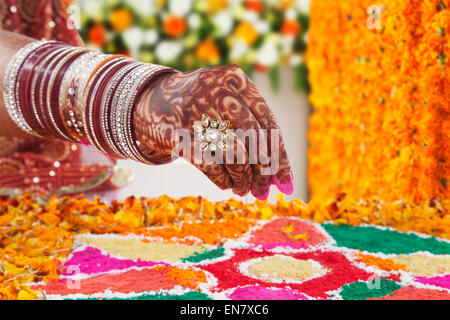 Nahaufnahme einer Bräute Hand machen rangoli Stockfoto