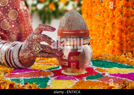 Nahaufnahme einer Bräute Hand Kalash Swastik zu Stockfoto