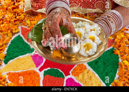 Nahaufnahme einer Bräute Hand eine Ritual durchführen Stockfoto