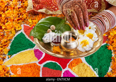 Nahaufnahme einer Bräute Hand eine Ritual durchführen Stockfoto