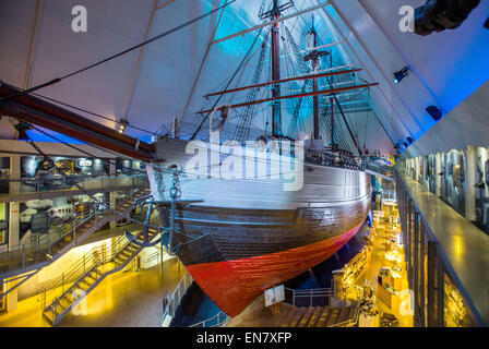 Oslo, Norwegen. 7. April 2015. Das Forschungsschiff "Fram", 1892 fertig ist auf dem Display an das Fram-Museum auf der Bygdoey Halbinsel in Oslo, Norwegen, 7. April 2015. Das Schiff diente von 1893 bis 1912 norwegische Polarforscher auf einer Gesamtfläche von drei großen Forschungsreisen. Fridtjof Nansen initiierte den Bau - kein Holzschiff Nord oder Süd hatte jemals in höheren breiten gesegelt. Das Museum widmet sich der Geschichte der norwegischen Polarexpeditionen. Foto: JENS Büttner/Dpa/Alamy Live News Stockfoto