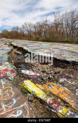 Setzungen Risse auf Route 61 oder Graffiti-Autobahn in Centralia, Pennsylvania, wo ein Bergwerk-Feuer, das im Jahre 1962 begann bis zum heutigen Tag brennt weiter. Stockfoto