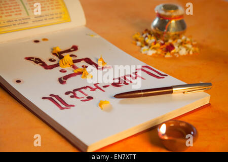 Lakshmi Puja mit Hauptbuch, Diya und einen Stift Stockfoto