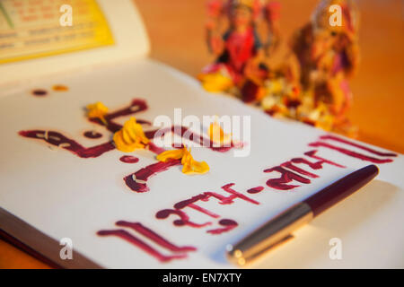 Lakshmi Puja mit Hauptbuch und einen Stift Stockfoto