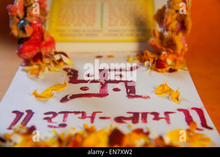 Lakshmi Puja mit Hauptbuch Stockfoto