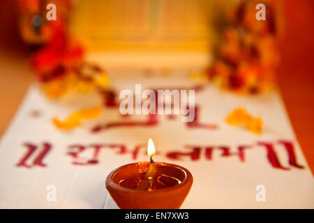 Lakshmi Puja mit Hauptbuch und diya Stockfoto