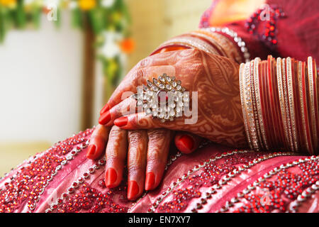 Nahaufnahme einer Bräute Hände in Hochzeit Armreifen und ring Stockfoto