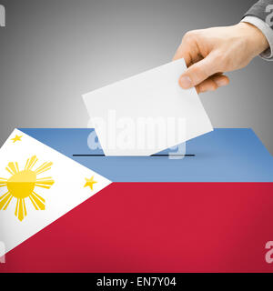 Wahlurne lackiert in den Farben der Nationalflagge - Philippinen Stockfoto