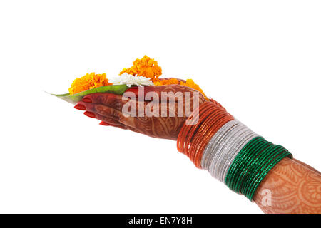 Hände mit Armreifen in den Farben der Nationalflagge mit Blumen Stockfoto