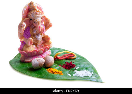 Lord Ganesha Idol gebrachten Betelblatt mit Reis, Areca-Nuss, roter Faden, Kumkum und Kurkuma Stockfoto